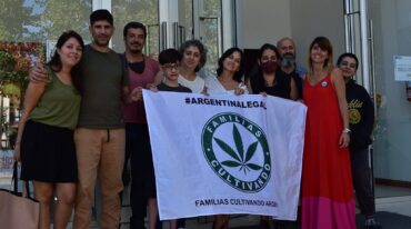 Integrantes de Cultivadores Terapéuticos de la Costa del Uruguay (Colón) junto a Familias Cultivando Argentina (La Plata) en un taller de cannabis medicinal dictado en Colón.