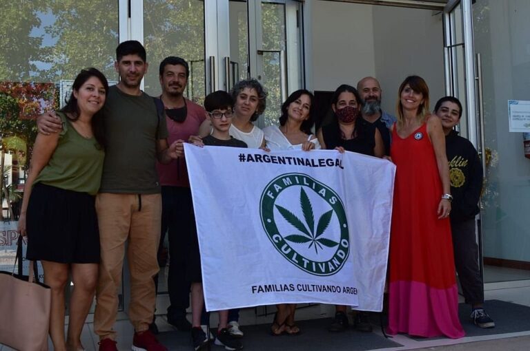 Integrantes de Cultivadores Terapéuticos de la Costa del Uruguay (Colón) junto a Familias Cultivando Argentina (La Plata) en un taller de cannabis medicinal dictado en Colón.