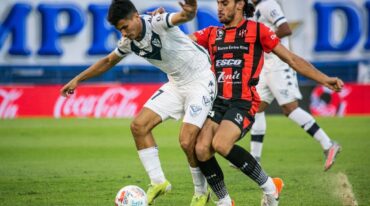 Sebastián Sosa Sánchez luchó toda la noche contra los defensores de Vélez. Prensa Vélez