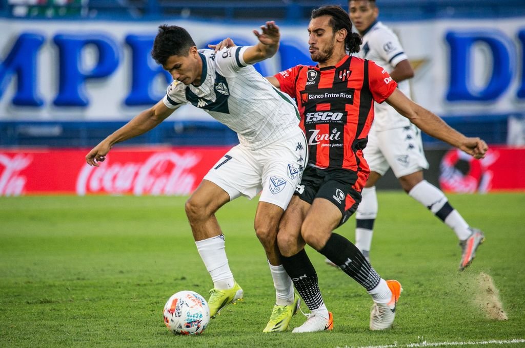 Sebastián Sosa Sánchez luchó toda la noche contra los defensores de Vélez. Prensa Vélez