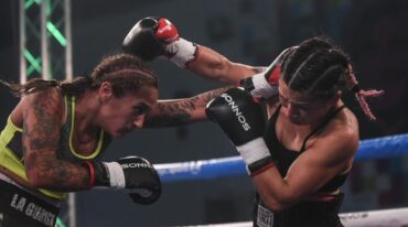 El cross boleado de Yancaqueo le generó más de un dolor de cabeza a La Gurisa Dionicius. BOXEO DE PRIMERA