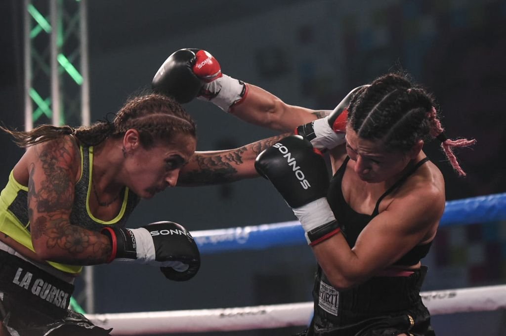 El cross boleado de Yancaqueo le generó más de un dolor de cabeza a La Gurisa Dionicius. BOXEO DE PRIMERA