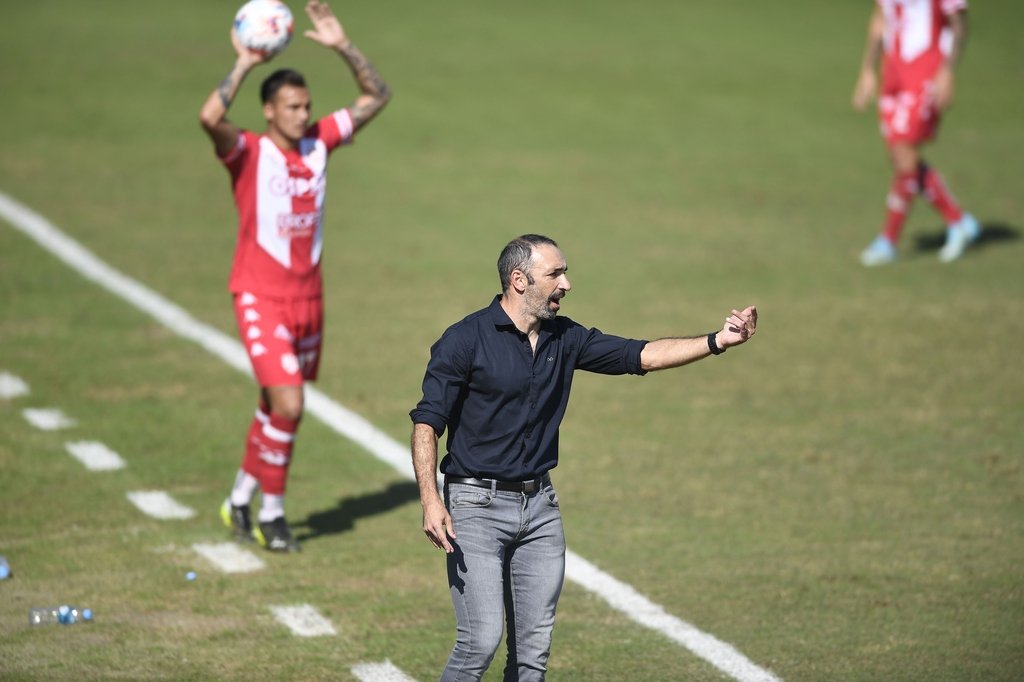 Muy activo. Así como estuvieron sus dirigidos en el campo de juego