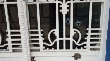 Así quedó una de las puertas del club. Gentileza