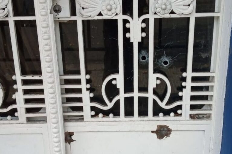 Así quedó una de las puertas del club. Gentileza