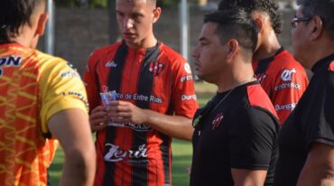 Cristián Díaz en la charla técnica con sus jugadores