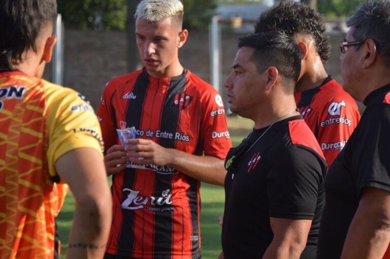 Cristián Díaz en la charla técnica con sus jugadores