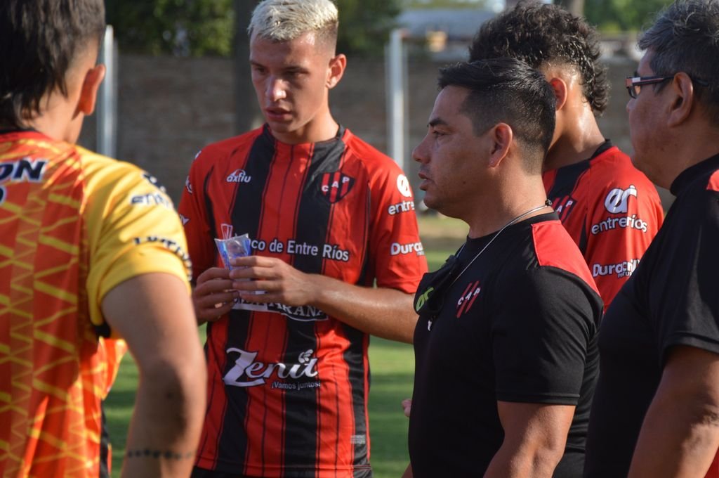 Cristián Díaz en la charla técnica con sus jugadores