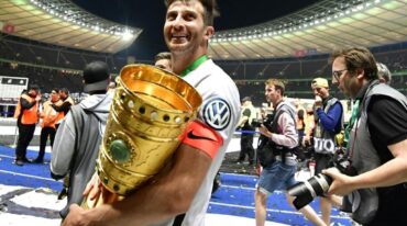 Abraham con la copa de Alemania ganada en 2018 con el Eintracht. Gentileza.