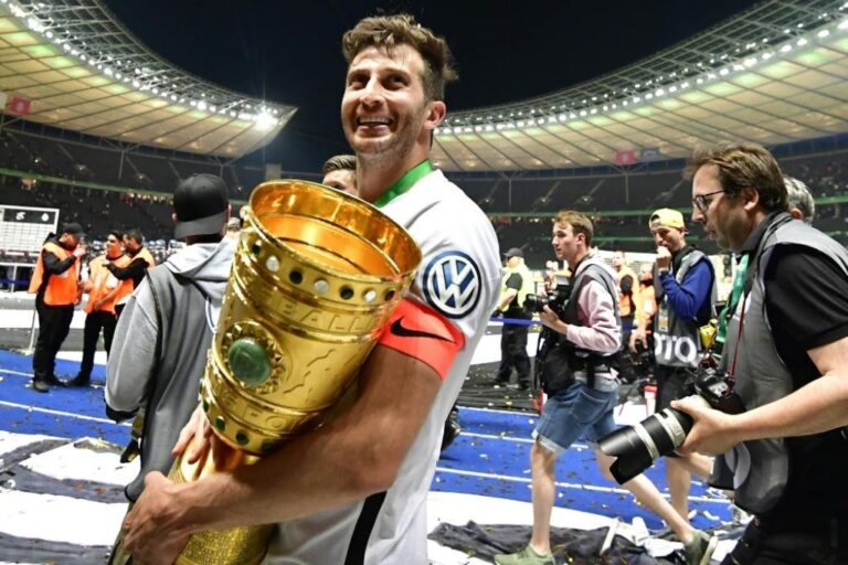 Abraham con la copa de Alemania ganada en 2018 con el Eintracht. Gentileza.