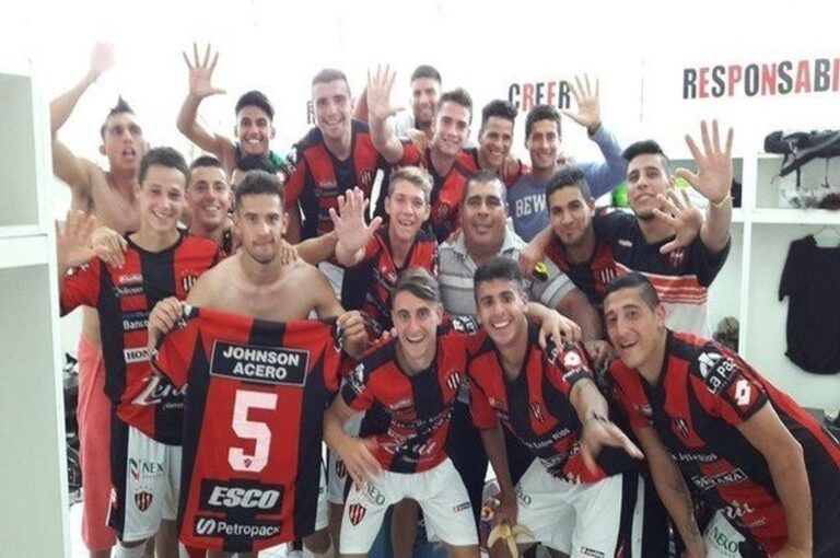 La Reserva de Patronato y el festejo tras el 5-0 en el vestuario del Estadio Grella Gentileza