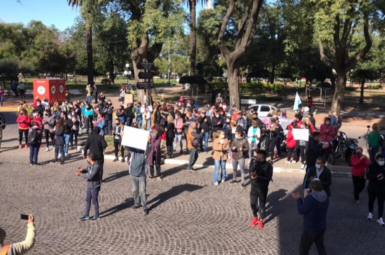 Los dueños de gimnasios protestaron frente al edificio municipal. Mirador Provincial.