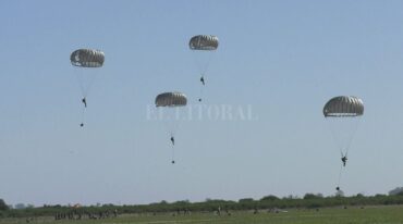 El descenso. Así se veían los paracaidistas bajar de los aviones