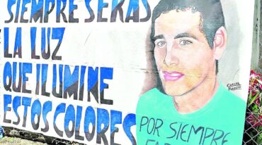 La bandera del club que lo recuerda.