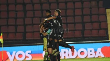 "Torre sabalera" sobre el "Pulga" Rodríguez y el "Cachorro" Burián.  Mauricio Garín