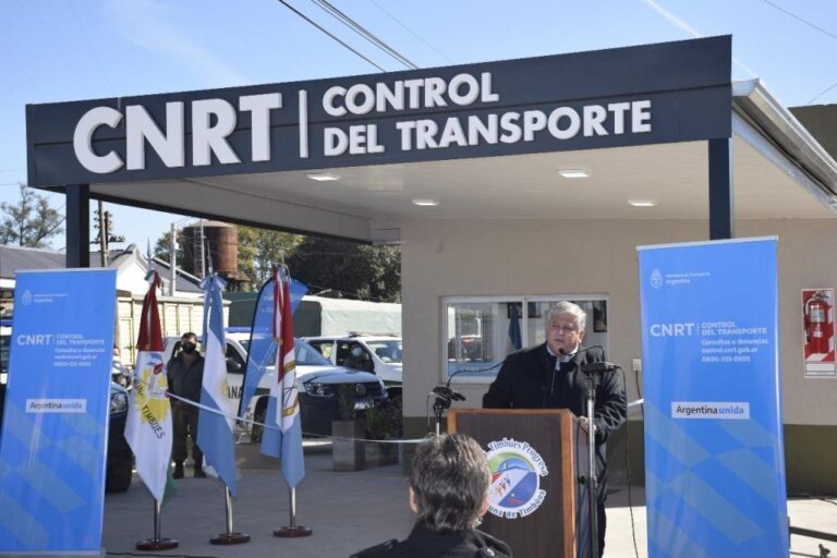 El presidente comunal Amaro González encabezó el acto de inauguración. Gentileza: prensa Comuna de Timbúes.