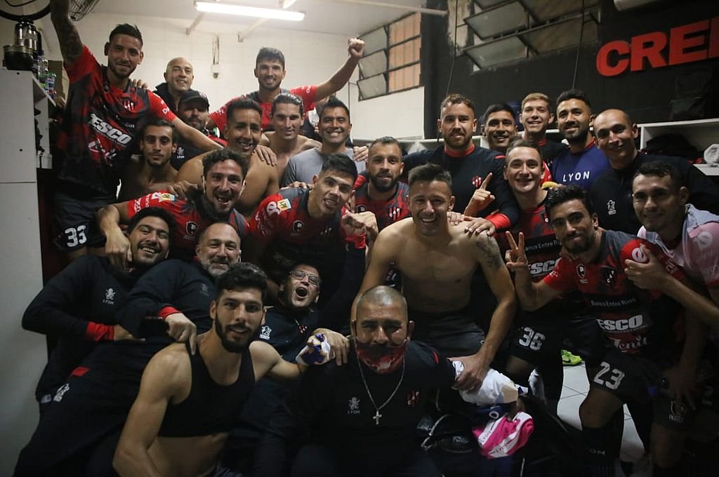 La alegría del vestuario tras el histórico triunfo ante Boca Juniors.