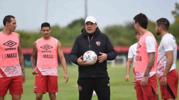 La continuidad de Germán Burgos al frente del plantel rojinegro está en jaque. Archivo.