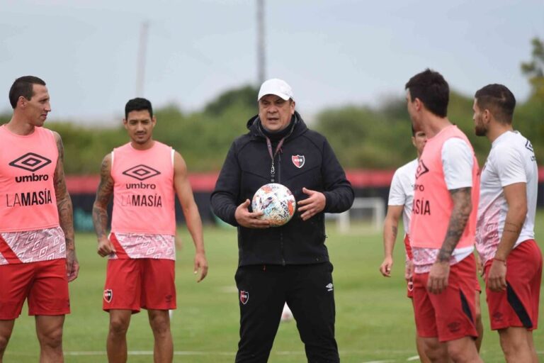 La continuidad de Germán Burgos al frente del plantel rojinegro está en jaque. Archivo.