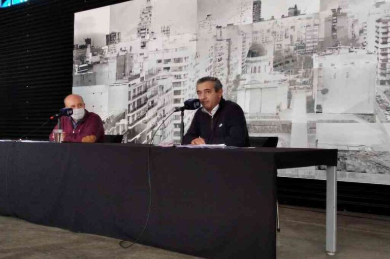El intendente de Rosario Pablo Javkin junto al secretario de Salud Leonardo Caruana brindaron este miércoles una conferencia de prensa. Mirador Provincial