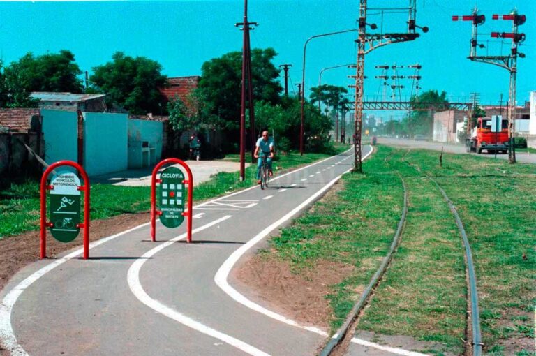 A mediados de diciembre de 1996 se inauguró la primera ciclovía de la ciudad de Santa Fe.  Archivo El Litoral