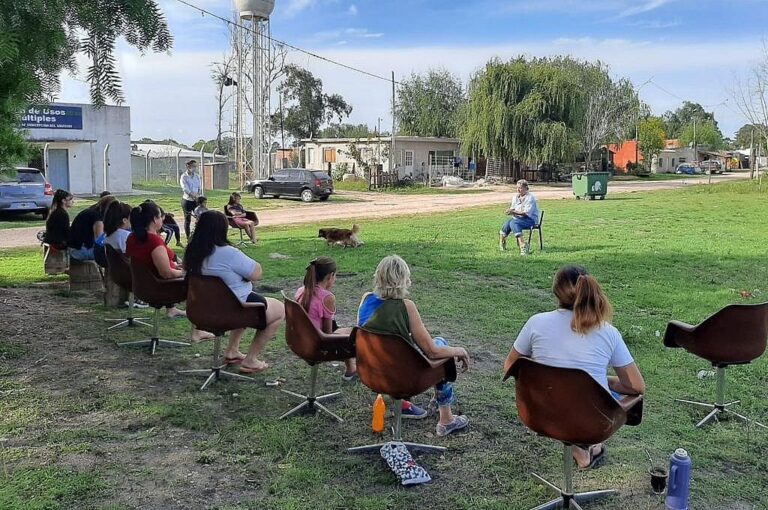 'La sillita' llega a los barrios para proponer la ESI.