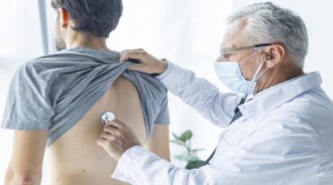 Chequeo general con un médico. Luego de atravesar la enfermedad es clave saber si quedaron secuelas. Archivo.