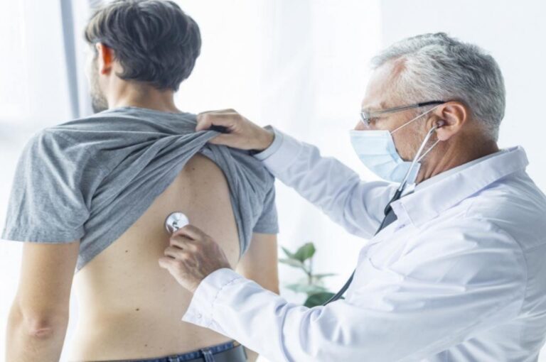 Chequeo general con un médico. Luego de atravesar la enfermedad es clave saber si quedaron secuelas. Archivo.