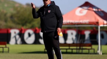 Burgos en su puesto de DT. Gentileza: prensa Newell's Old Boys.