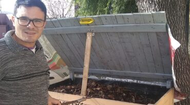 Enzo Culasso Orué activa la compostera con el rastrillo