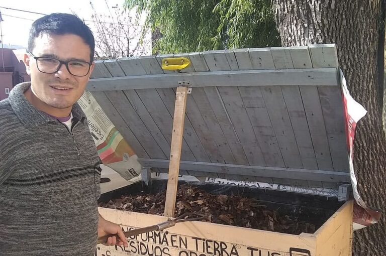 Enzo Culasso Orué activa la compostera con el rastrillo