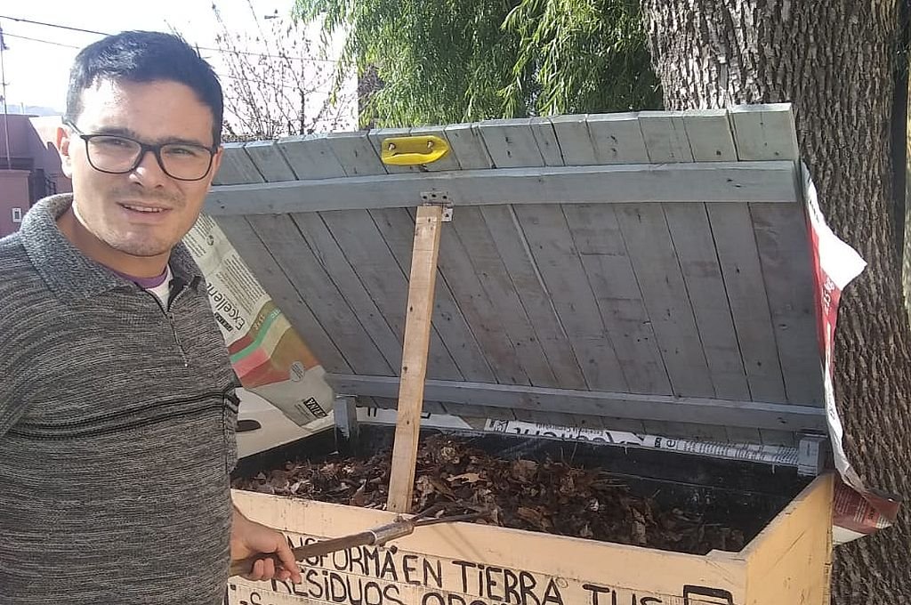 Enzo Culasso Orué activa la compostera con el rastrillo