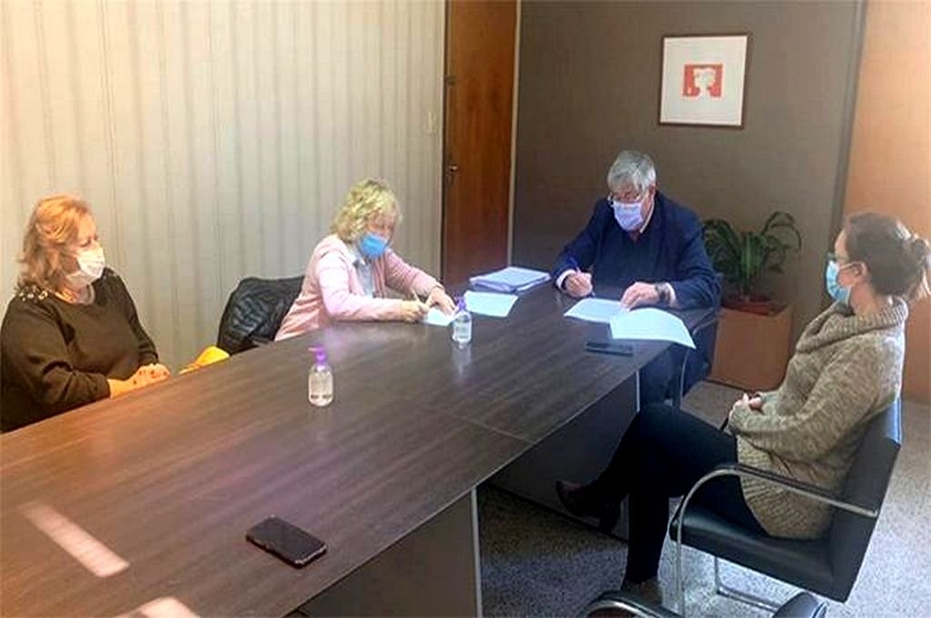 Firma del acuerdo entre Alcec y el Iosper.