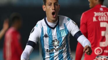 Tomás Chancalay se llevó la pelota tras su hat trick frente a Rentistas. El vialense es una de las claves del buen presente de Racing. Gentileza