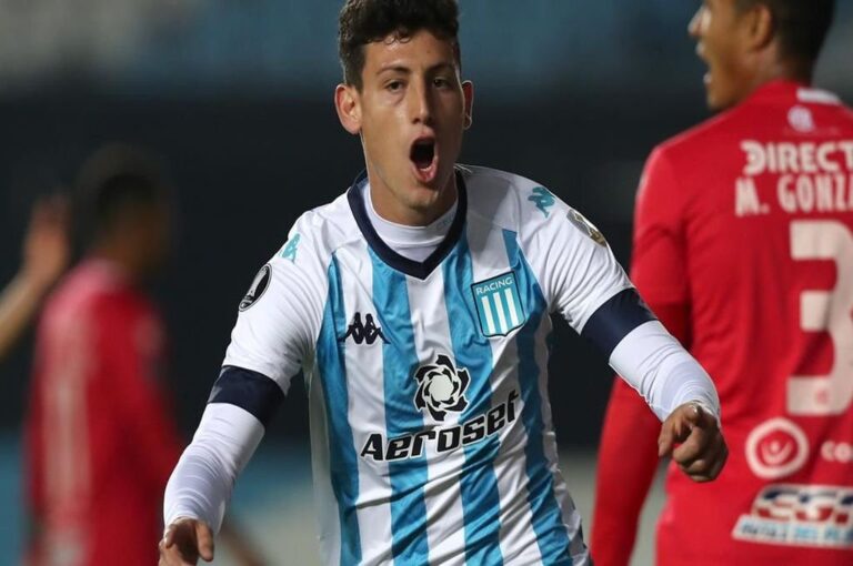 Tomás Chancalay se llevó la pelota tras su hat trick frente a Rentistas. El vialense es una de las claves del buen presente de Racing. Gentileza