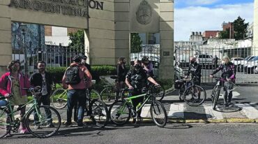 Las agrupaciones que apoyan el proyecto acompañaron la presentación desde sus bicicletas.