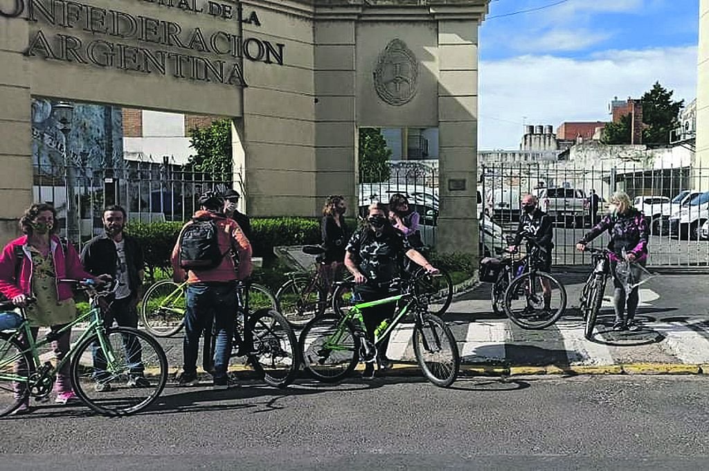 Las agrupaciones que apoyan el proyecto acompañaron la presentación desde sus bicicletas.