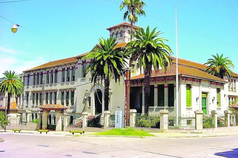 En 1932 comenzó a funcionar la Escuela Normal en su nueva casa