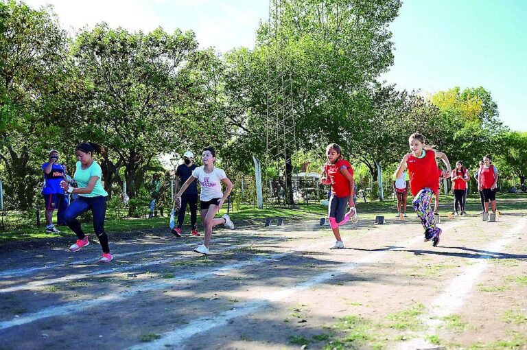 La Escuela Municipal de Atletismo cuenta con más de 100 jóvenes en sus filas. Alanis