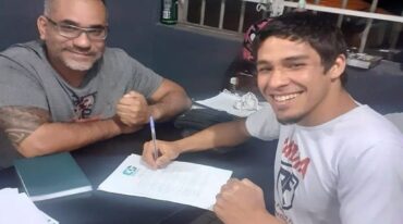 Francisco Solá firma su contrato con Combate Global. Pancho estará dos años ligado a la franquicia estadounidense. GENTILEZA FRANCISCO SOLÁ