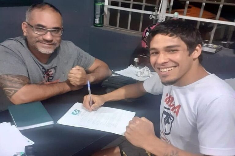 Francisco Solá firma su contrato con Combate Global. Pancho estará dos años ligado a la franquicia estadounidense. GENTILEZA FRANCISCO SOLÁ