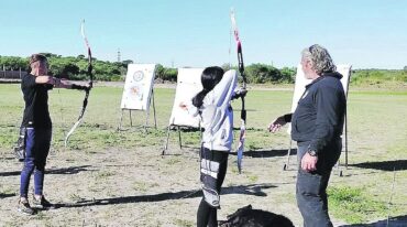 Marcelo Mariani corrige a una de las tiradoras. El instructor