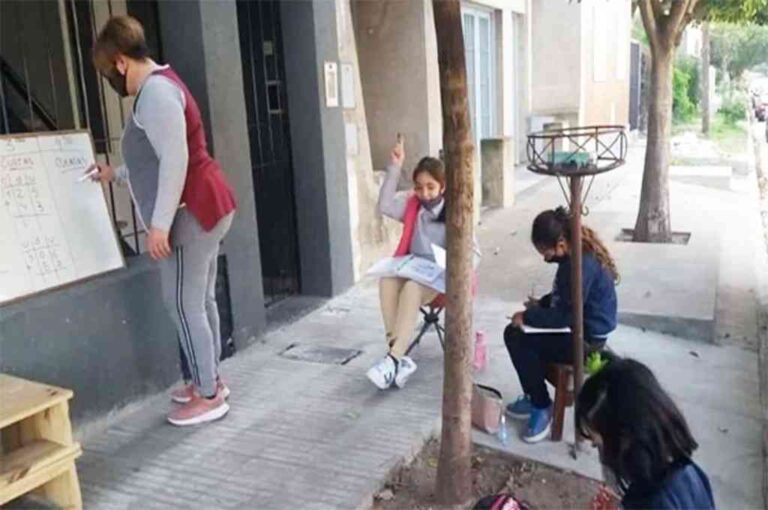 María del Luján extrañaba 'el contacto con los chicos' y se las ingenio para enseñar sin violar protocolos. Gentileza