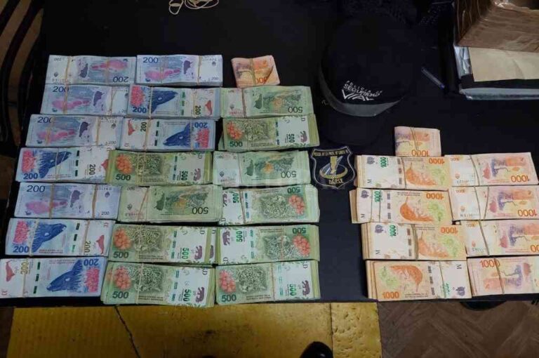 El dinero encontrado quedó en calidad de secuestro en dependencias de la jefatura de San Lorenzo. El Litoral