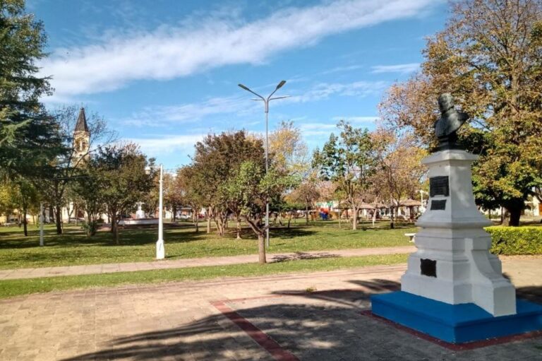 Melincué vive del turismo. Con el terraplén afeando la vista a la laguna y el casino cerrado