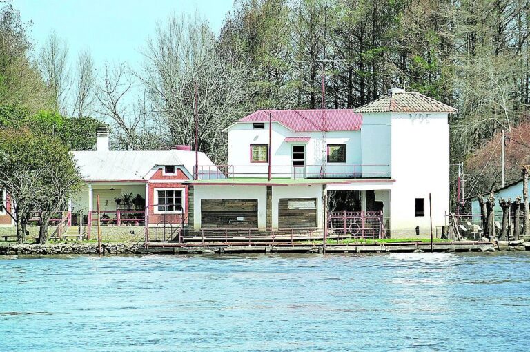 La particular geografía ha generado modos singulares de ocupación con arquitecturas de tipo flotantes o levantadas sobre pilotis.