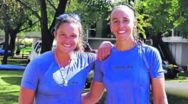 Micaela Maslein (a la derecha) junto a Magdalena Garro tras sacar pasaje al Mundial de Maratón. Cual artistas buscando compensación