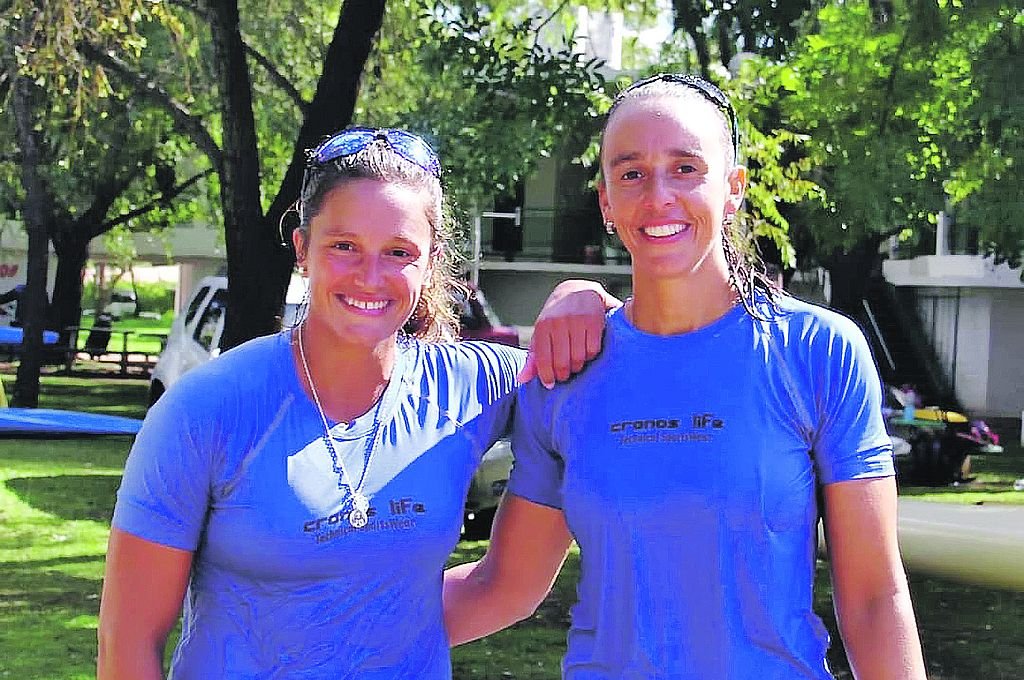 Micaela Maslein (a la derecha) junto a Magdalena Garro tras sacar pasaje al Mundial de Maratón. Cual artistas buscando compensación