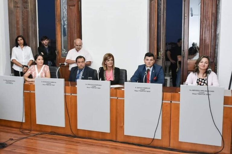 Concejales del bloque Frente de Todos presentaron la iniciativa en la sesión.