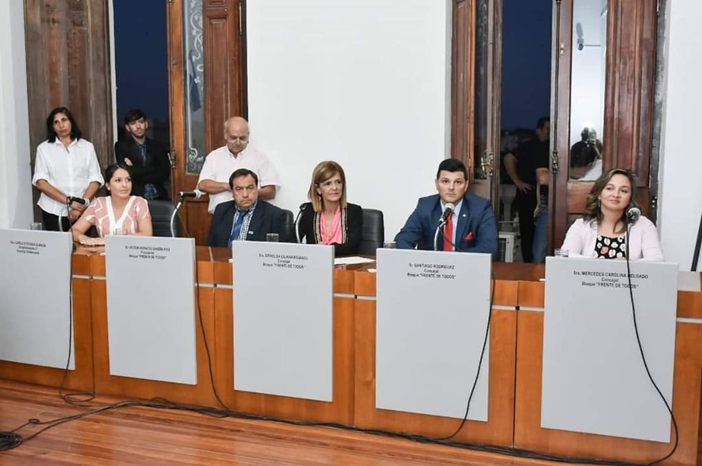 Concejales del bloque Frente de Todos presentaron la iniciativa en la sesión.